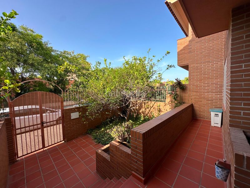 Foto 9ad2cec2-1649-4b8c-b78b-d1e60a03e858. Alquiler chalet iexclalquiler desde ya para todo el antildeo!te presentamos este fantaacutestico chalet de cuatro plantas en alquiler en ciudad ja en Alicante