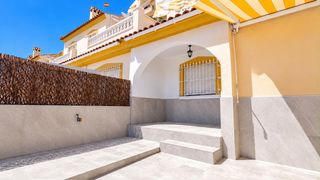 Chalet in Playa Flamenca. Iexclventa de chalet adosado reformado de 3 dormitorios en orihu
