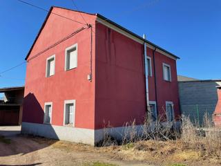Maison en Camponaraya. Venta de casa con patio en magaz de abajo