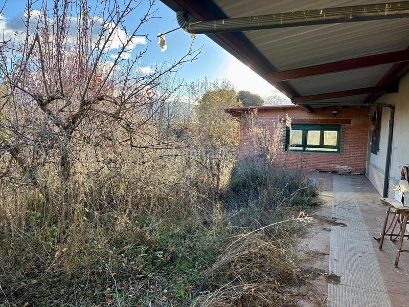 Foto 3105e506-6d45-46a2-b136-253d44fa0a36. Terreno residencial venta finca urbana en campo con casita de verano en Ponferrada