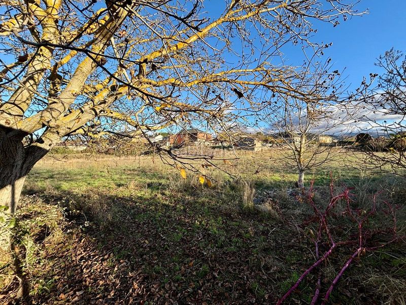 Foto 492fefef-dd00-459f-9ea1-53e4d3050ed5. Terreno residencial venta finca urbana en campo con casita de verano en Ponferrada