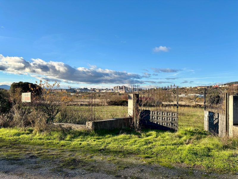 Foto c0d31be8-25dc-4b30-a00a-b696738fdf91. Terreno residencial venta finca urbana en campo con casita de verano en Ponferrada