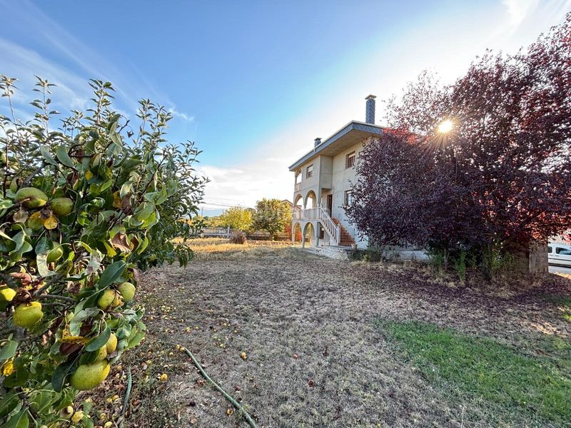 Foto 00296981-399f-45bb-9c98-32dede7eb861. Chalet venta de casa unifamiliar en Cabañas Raras