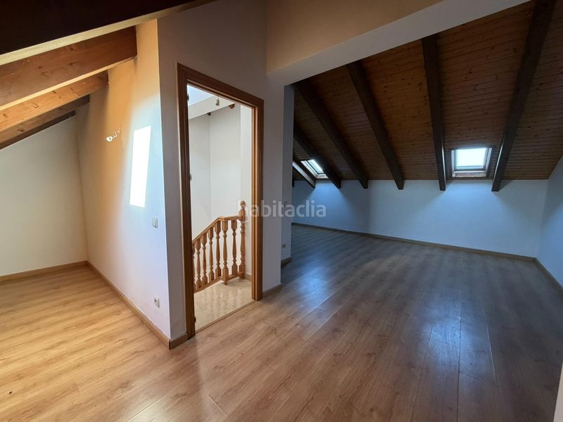 Foto 8f01936e-87a8-4855-9b89-76b42cb2f858. Casa aparellada a Cacabelos