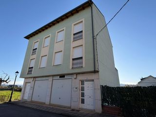 Casa bifamiliare  Travesía travesía monasterio. Edificio a la venta en cacabelos
