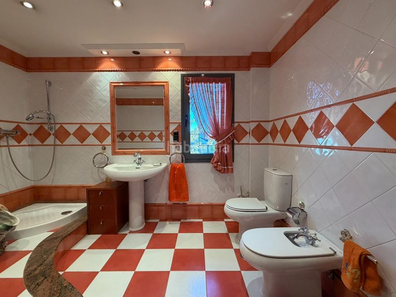 Foto 20b6bed2-99be-4c38-aad9-b2f39f9f5df4. Xalet amb aparcament a Cacabelos