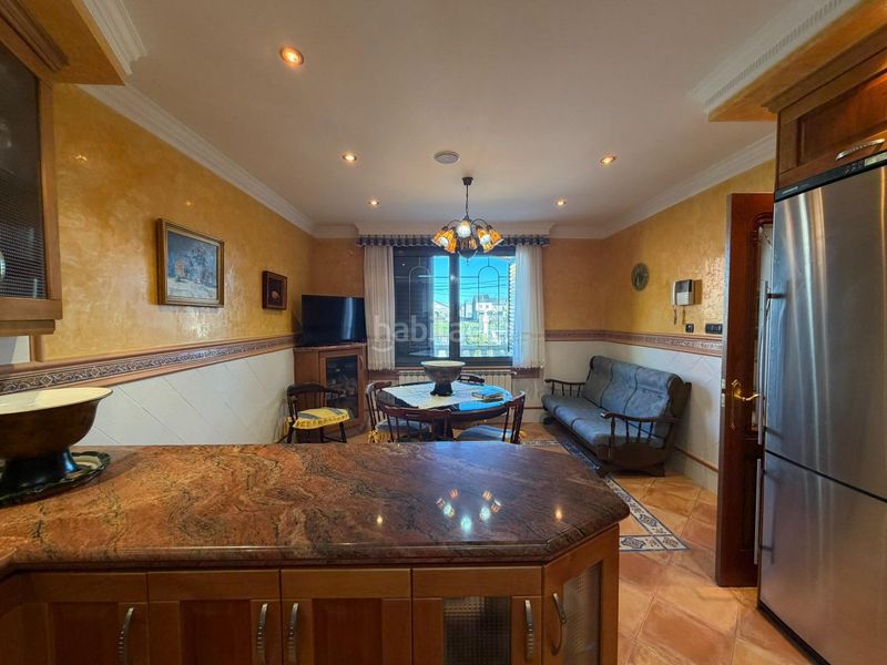 Foto 4c24b9c8-3e0d-45e9-9b4e-396d957346d9. Xalet amb aparcament a Cacabelos