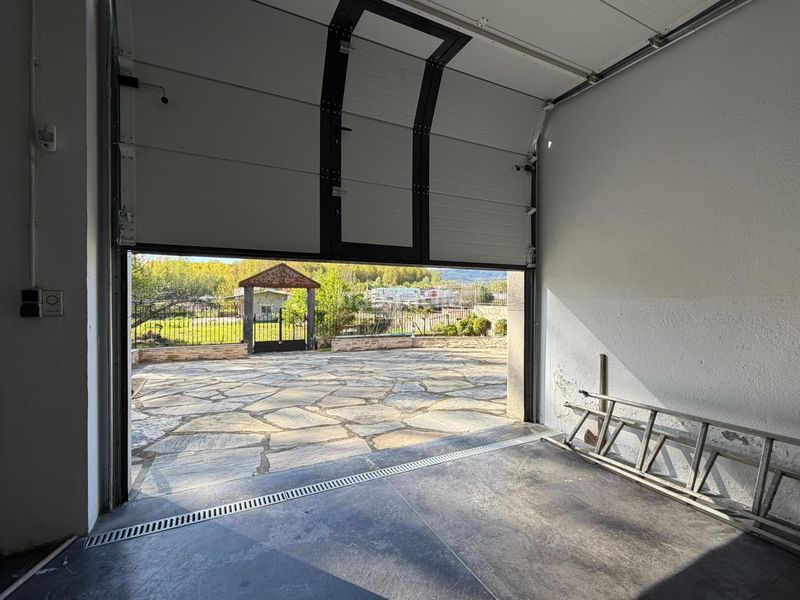 Foto 66c55644-b534-48f8-9954-11c421656a75. Xalet amb aparcament a Cacabelos