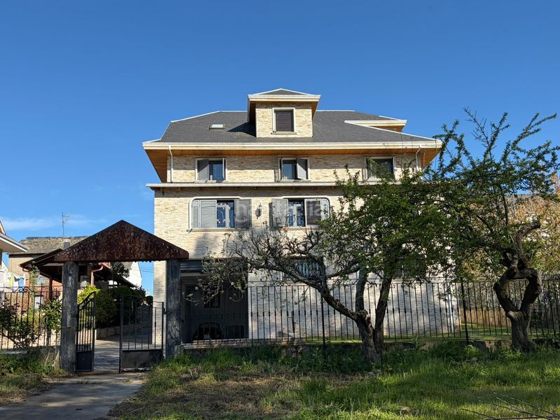 Foto bddea41e-4ca3-4124-a80d-66dfb87dacce. Xalet amb aparcament a Cacabelos