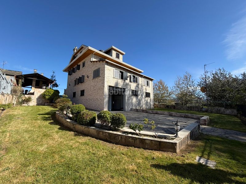 Foto e6c6221f-bbf0-4c98-87ff-c56ad77e6781. Xalet amb aparcament a Cacabelos