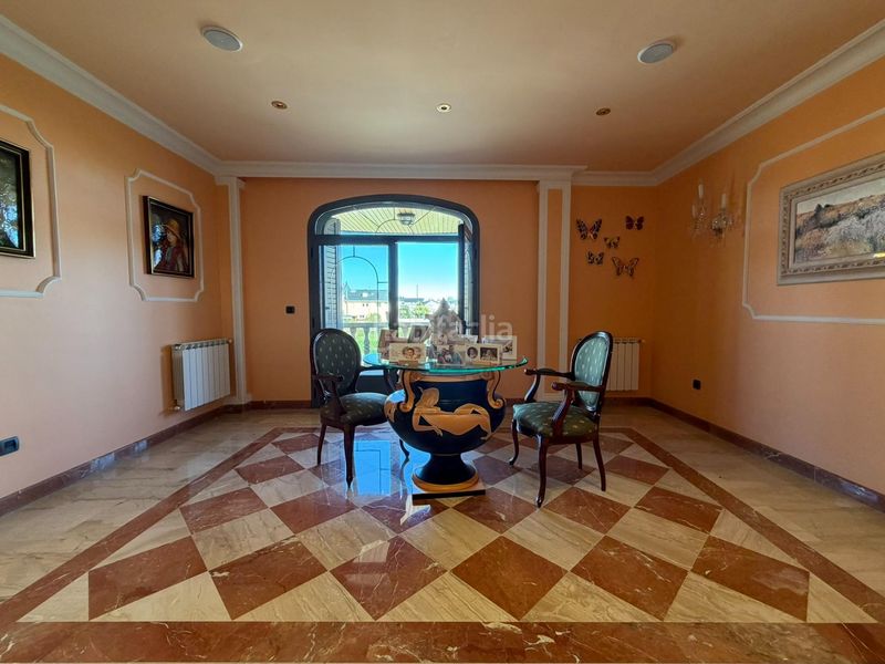 Foto f84bf6ef-40d4-4f13-99f5-e75984bd8e2d. Xalet amb aparcament a Cacabelos