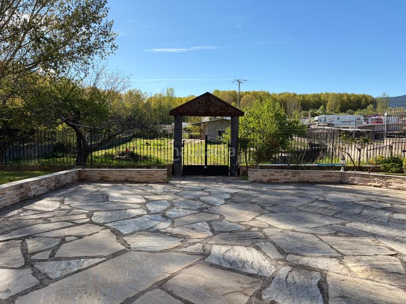 Foto ffb585ac-b565-46c7-985d-6f88bf754d3c. Xalet amb aparcament a Cacabelos