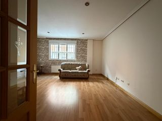 Apartament  Calle calle santo toribio. En venta amplio apartamento en la zona alta de ponferrada