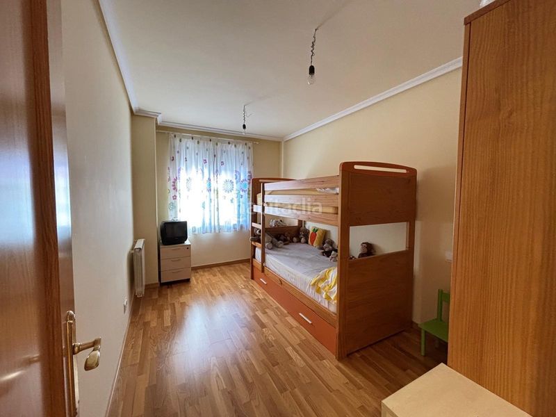 Foto dfd40fb2-d6e8-4b83-b0ce-da59564ef50a. Apartament amb calefacció aparcament a Zona Alta Ponferrada