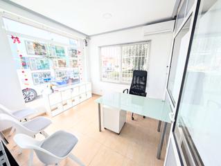 Miete Büro in Avenida juan carlos i 59. Se alquila oficina en m,edia sala a pie de calle