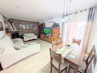 Casa adosada en Los Dolores. Se vende planta baja con gran patio en los dolores
