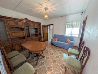 Casa en Barrio Peral-San Félix. Se vebnde planta baja en la milla verde de bº peral