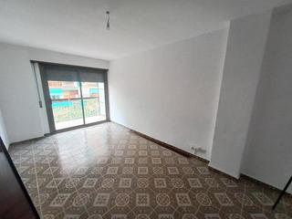 Pis a Can Serra. Exterior con balcón y ascensor