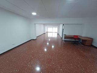 Rent Office space in Centre. Oficina en edificio industrial, contáctanos!