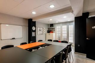 Business premise in Pubilla Cases. Ideal para negocios con despachos  espacios independientes!