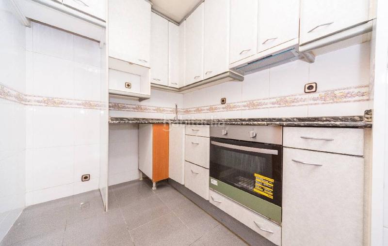 Foto 06e3c26a-6ebf-4c30-aee1-a3b893df404d. Piso oportunidad inversores junto mercado Collblanc en Hospitalet de Llobregat (L´)