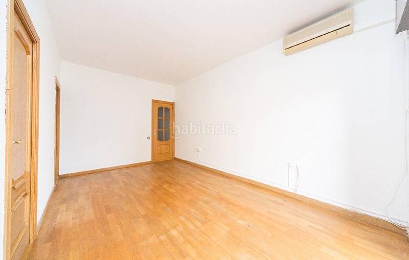 Foto 27a5bfcd-a254-4571-a8f4-1f1ce55d774c. Piso oportunidad inversores junto mercado Collblanc en Hospitalet de Llobregat (L´)