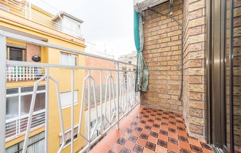 Foto a9fe6369-3353-4f1b-a20c-ce273ac1a64c. Piso oportunidad inversores junto mercado Collblanc en Hospitalet de Llobregat (L´)