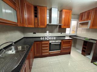 Piso en Can Serra. Vivienda exterior con balcon y vistas despejadas!