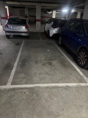 Miete Motorradparkplatz in Carrer d'àngel guimerà 27. Parquing alquiler moto-coche muy pequeño