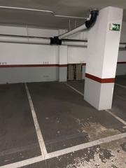 Aparcament cotxe a Barri de les Corts. Oportunidad! plaza de parking en zona céntrica con excelentes ac