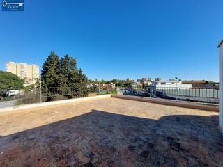 Casa a Parque Avenida. Gran casa en esquina