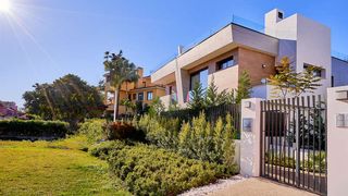 Chalet in Puerto Banús. Preciosas villas de lujo pareadas e independientes en banús bay