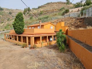 Masia a Vega de San Mateo. Casa/chalet en venta de dos plantas con terraza transitable, lum