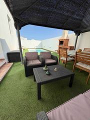 House in Tahiche. Amplio chalet familiar con piscina privada y gran espacio exteri