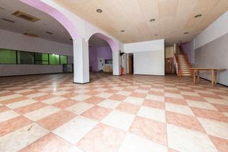Local Comercial a Zona Industrial. Local de 390 m junto rda santa maria
