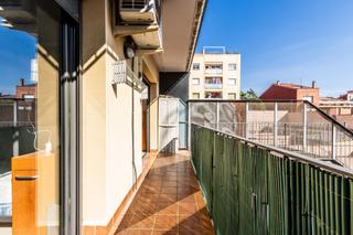 Pis  Carrer guell i ferrer de. Piso seminuevo con patio de 45m2 plaza de parking, trastero y te