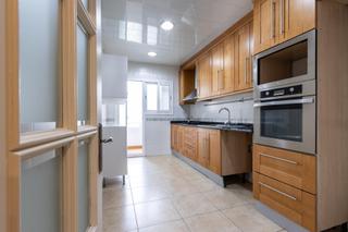 Appartement  Carrer de montserrat. Tu piso junto a la rambla y con dos plazas de parking!