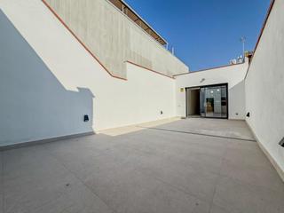 Casa adosada en Gràcia. Casa reformada a estrenar con patio de 65 m