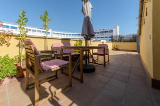 Casa a Eixample. Eixample  casa seminueva con garaje y amplia terraza de 45m2!!!!