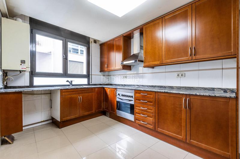 Foto 698058a5-cada-482d-9052-cd91f4b0ab7a. Piso gran piso de 4 habitaciones con pk y trastero a escasos minutos de la rambla en Sabadell