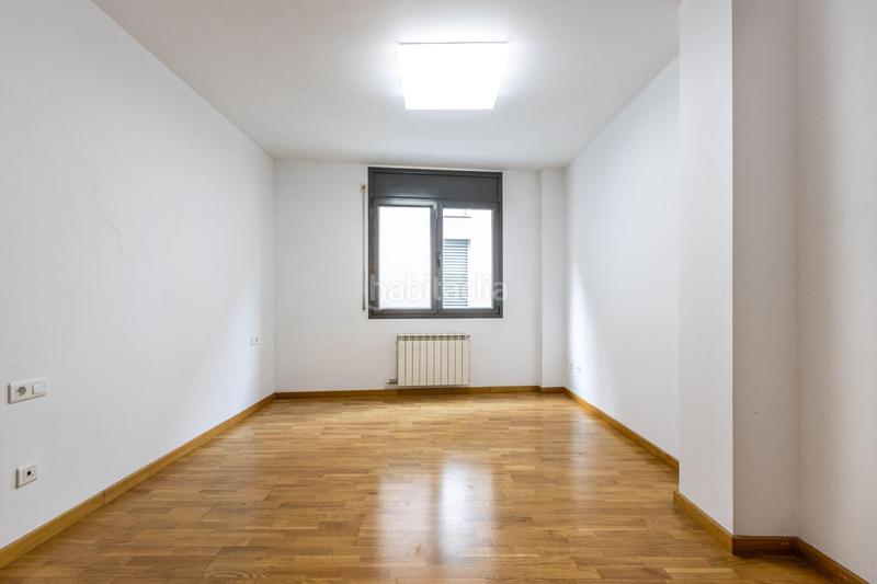 Foto c4304a73-084d-48df-9f93-c00d32e7f97e. Piso gran piso de 4 habitaciones con pk y trastero a escasos minutos de la rambla en Sabadell