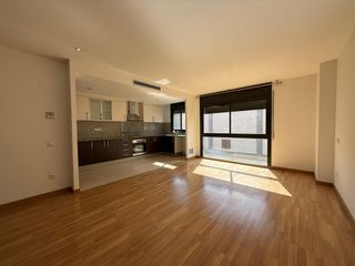 Etagenwohnung in Eixample. Dúplex seminuevo con 2 habitaciones, terraza privada y parking i