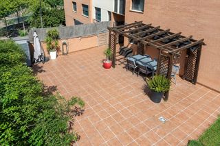 Planta baixa a Castellarnau. Piso 3 hab. seminuevo con terraza 175 m2