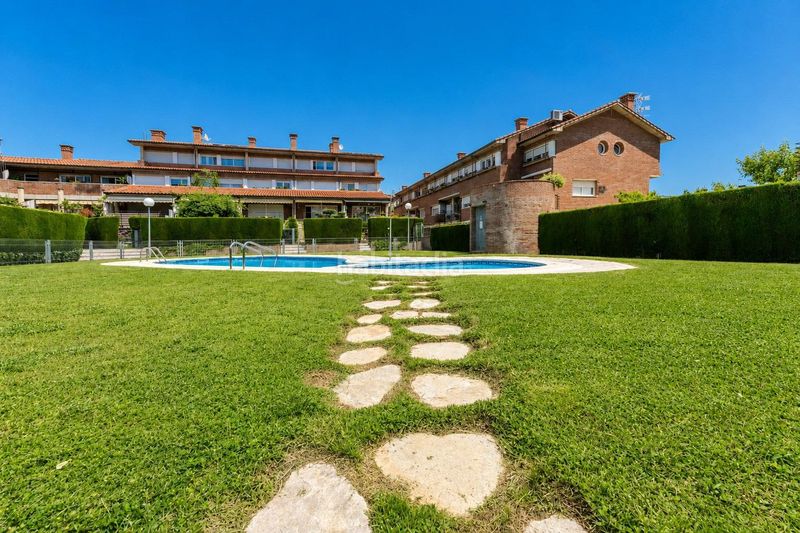 Foto cfc946a4-5e2c-44b3-b26b-e9111a2c6074. Casa amb calefacció aparcament piscina a Eixample - Can Bogunyà Castellar del Vallès