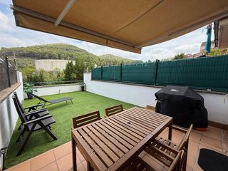 Casa adossada a Poble - Casc Antic. Casa seminueva con terraza, vistas y garaje doble en el casco an