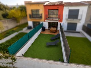 Casa adossada a Poble - Casc Antic. Casa seminueva con terraza, vistas y garaje doble en el casco an
