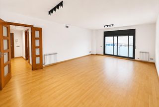 Rent Flat in Centre. Piso seminuevo de 3 habitaciones con parking, junto al ajuntamen