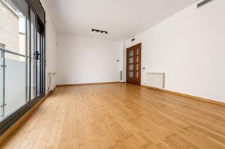 Rent Flat in Centre. Piso seminuevo de 3 habitaciones con parking, junto al ajuntamen