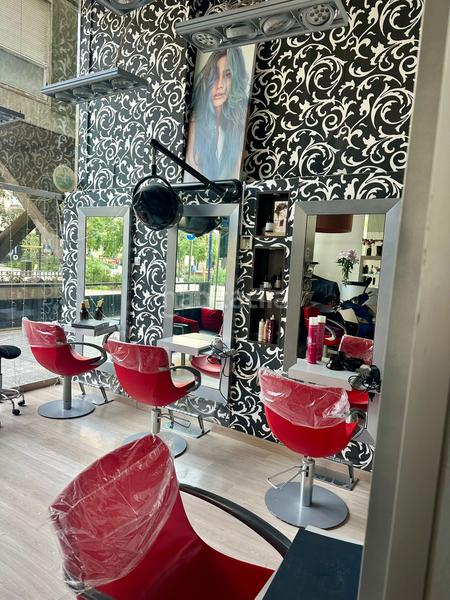 Foto 8e0a1ea1-d818-4c7e-aba5-6c6dc1b7af76. Traspaso local comercial traspaso peluquería unisex en Barcelona