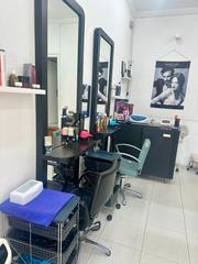 Traspaso Local Comercial  Avinguda de la mare de déu de montserrat. Traspaso peluquería unisex